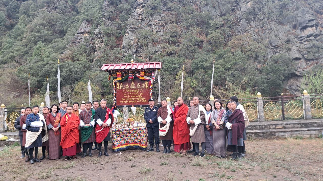 Today's program was marked by a significant contribution from members of Tharpai Saboen Choetshog, who generously donated and unveiled the Choelong Truelsum board at Chorten kora. The program was elevated by the presence of Dasho Dzongdag, Dasho Dzongrab Gom, Dasho Drangpoen, Dasho SP, sector heads of Trashi Yangtse Dzongkhag Administration, Dratshang imparting blessings upon the rabney ceremony by Dratshang of Trashi Yangtse.