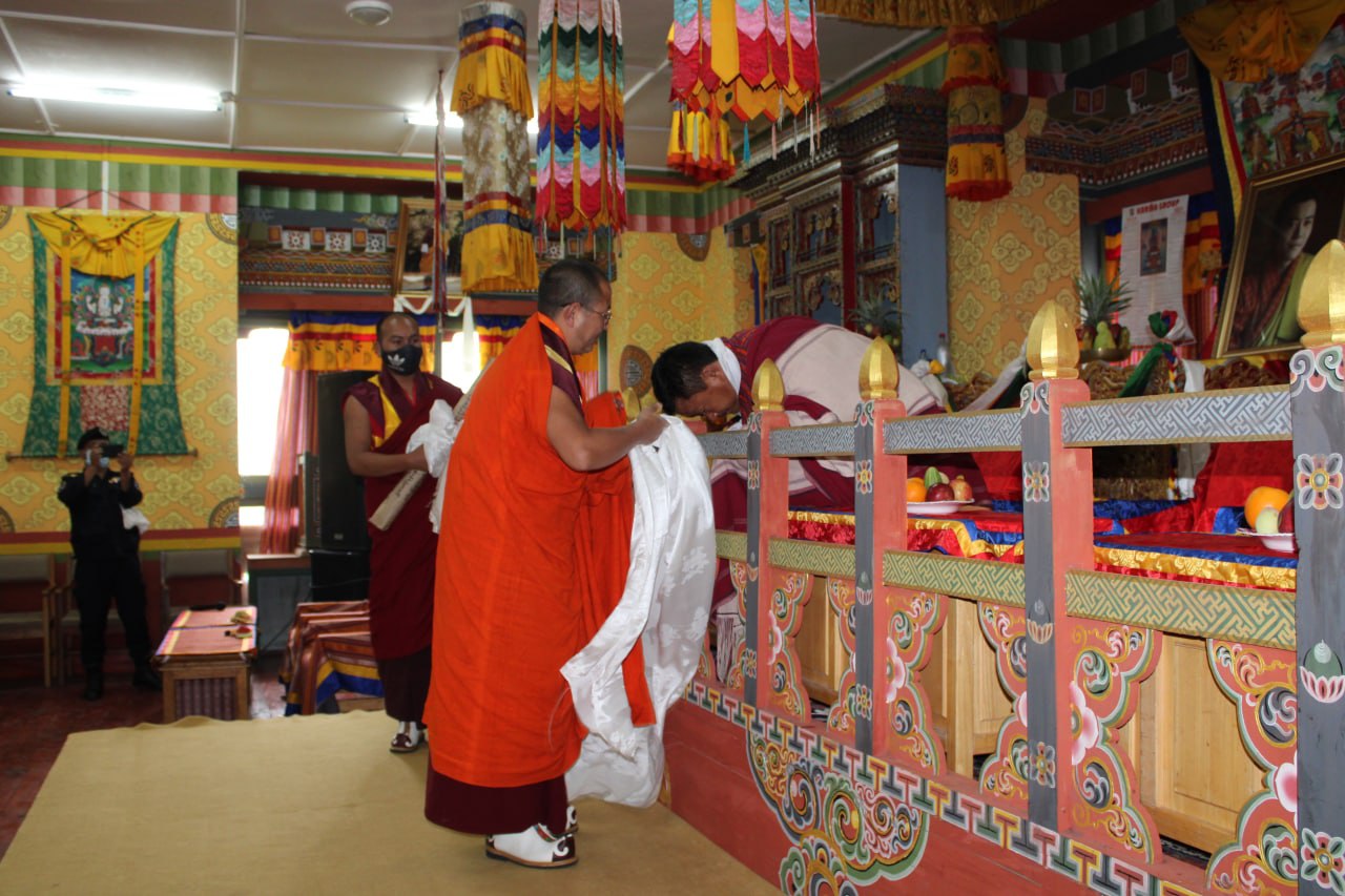 Lam Neten offering Tashi Lekdhar to Thrizin